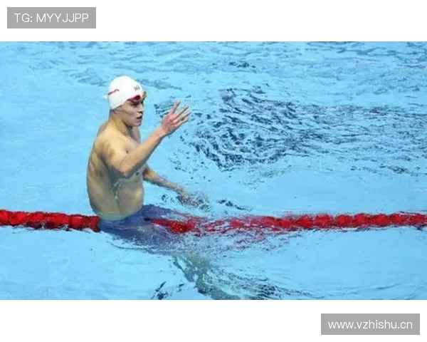 孙杨退赛那天场边居然穿得跟个电影明星，谁知道泳池里是哪种状态？
